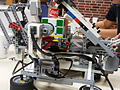 Ein Robotor - programmiert von EMG-Schülerin Stella - löst das Rätsel um den berühmten Zauberwürfel