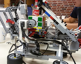 Ein Robotor - programmiert von EMG-Schülerin Stella - löst das Rätsel um den berühmten Zauberwürfel