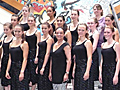 Augenweide: Tanzlehrerin Sabine Odenthal (Bildmitte) inmitten ihrer Tanztruppe aus der Jahrgangsstufe 8 