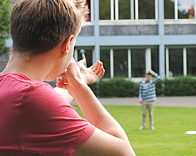 Dramatische Szene: Wilhelm Tell legt an, um seinem eigenen Sohn aus 100 Metern einen Apfel vom Kopf zu scheie&szlig;en 