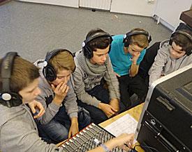 Gutes Geh�r gefordert: Die EMG-Nachwuchs-Tontechniker gehen den gemeinsamen Mix wird nochmals kritisch durch