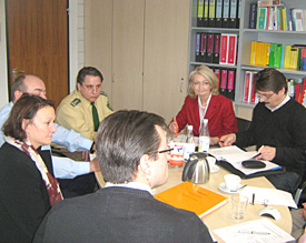 Schulleiterin Hüntemann (l.) und Vertreter Welz (m.) im Erfahrunsaustausch mit Vertretern der Polizeibehörden 