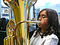 Am Musikinstrumenten-Ausprobiertag wagten sich einige Schüler auch an die technisch schwierige Tuba 