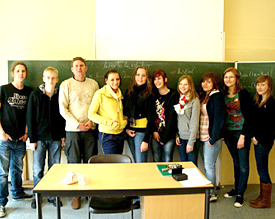 Englischlehrer und Austauschinitiator Benjamin Bizer (3.v.l.) mit den neun der zehn Teilnehmer aus den Stufen 10 und 11 