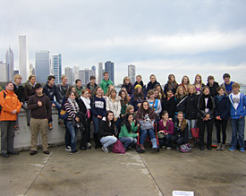 Die Hürther Reisegruppe mit ihrem Lehrer Benjamin Bizer vor der imposanten Skyline von Chicago Die Hürther Reisegruppe mit ihrem Lehrer Benjamin Bizer vor der imposanten Skyline von Chicago