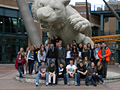 Die Hürther Austauschschüler posieren vor dem Maskottchen der Detroit Tigers, dem MLB-Baseball-Team der Stadt 