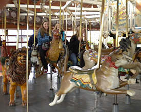 Zum Besuch des Freilichtmuseums gehört für die EMG-Reisegruppe auch ein Ritt auf dem Kinderkarussell