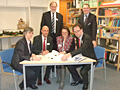 Vertragsunterzeichnung mit Bürgermeister Walther Boecker (oben Mitte): Das EMG besiegelt seine Partnerschaft 