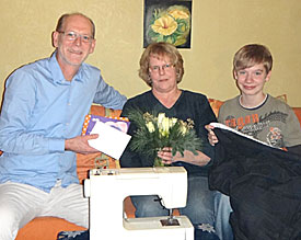 Danksagung mit Nhmaschine und Corpus Delicti: Helene Fischell mit Ren und EMG-Lehrer Bernhard Streerath