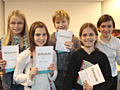 Julia, Chiara, André (alle Platz 3), Lena (Platz 2) und Tijana (v.l.n.r.) haben erfolgreich am Vorlesewettbwerb teilgenommen 