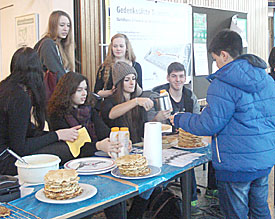 Guter Zweck und ziemlich lecker: Schülerinnen und Schüler der Q2 verkaufen selbst gebackene Waff eln im PZ