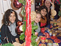 Layla, Isabella, Niga und Jil aus der Klasse 6a bieten an ihrem Stand traditionelle Weihnachtsartikel an 