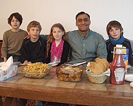 Gernot Gricksch gibt nach seiner Lesung Autogramme f&uuml;r seine Fans aus den Klassen 5d und 6e 