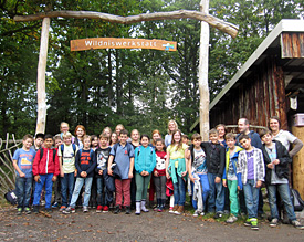 Die 5.-Kl�ssler zum Beginn eines spannenden Tages in D�ttlingen