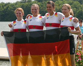 Sonja Wittemann (l.) feiert mit Nele Schürmann, Judith Sievers und Lena Reuschenbach die WM-Bronzemedaille