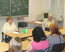 Brygida Czekanowska (l.) berichtet den EMG-Schülern von ihrer Zeit im Konzentrationslager Ravensbrück 
