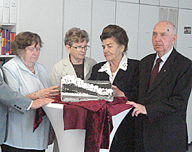 Besuch der Zeitzeugen: Die &Uuml;berlebenden des NS-Terrors nehmen am EMG den Vers&ouml;hnungsstein in Empfang 