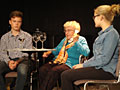 Die Zeitzeugin Marianne Mettenich (m.) wird von Joana (r.) und Niklas (l.) nach ihren Erlebnissen befragt