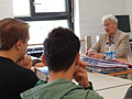 Zdzislawa Wlodarczyk berichtet den Schülern aus der EF von ihrem erschütternden Schicksal in Ausschwitz-Birkenau 