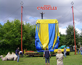 Unter Mithilfe vieler Elternteile wird das Zelt des Zirlus Casselly errichtet. Kamel "Couscous" macht Pause 